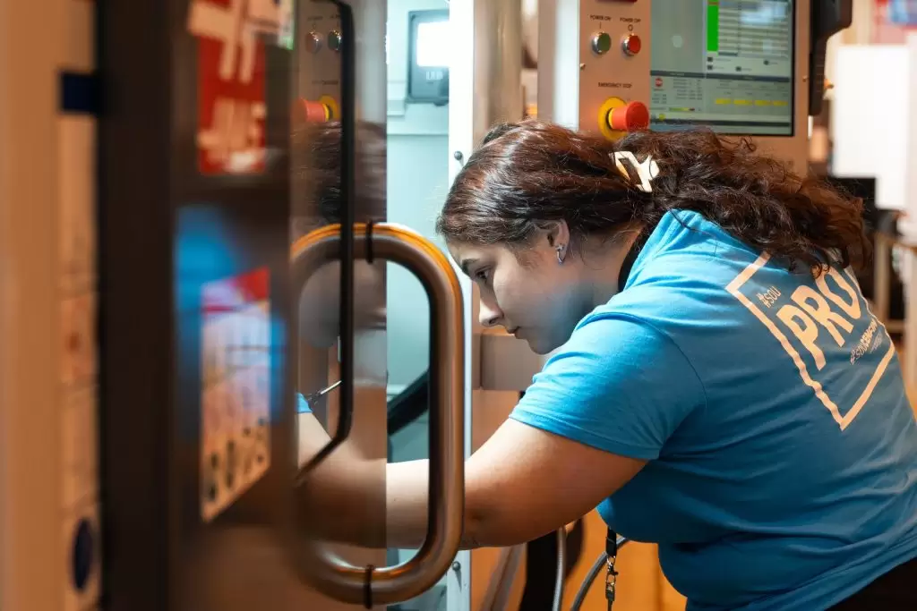 Imagem ilustrativa de operação de máquina CNC em contexto de concurso de profissões